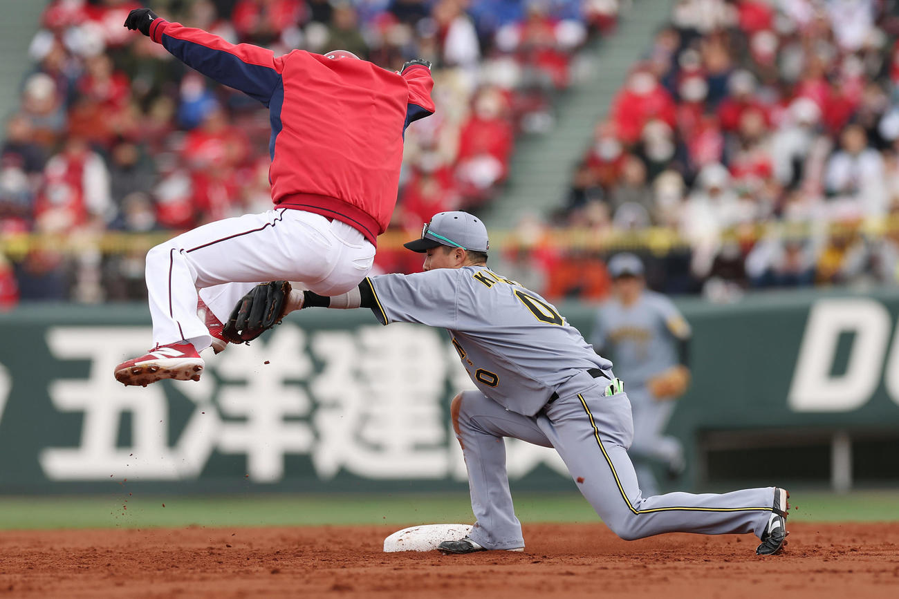 広島対阪神　3回裏広島無死一、二塁、梅野のけん制でアウトになる二走森。遊撃手木浪（撮影・前田充）