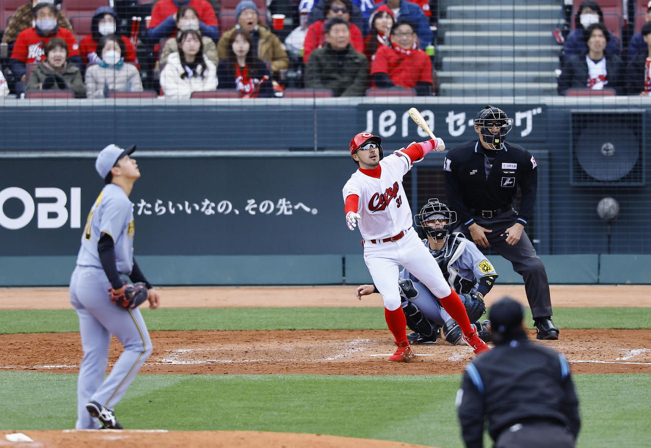 広島対阪神　4回裏広島無死一、三塁、菊池は先制の左犠飛を放つ。投手門別（撮影・藤尾明華）