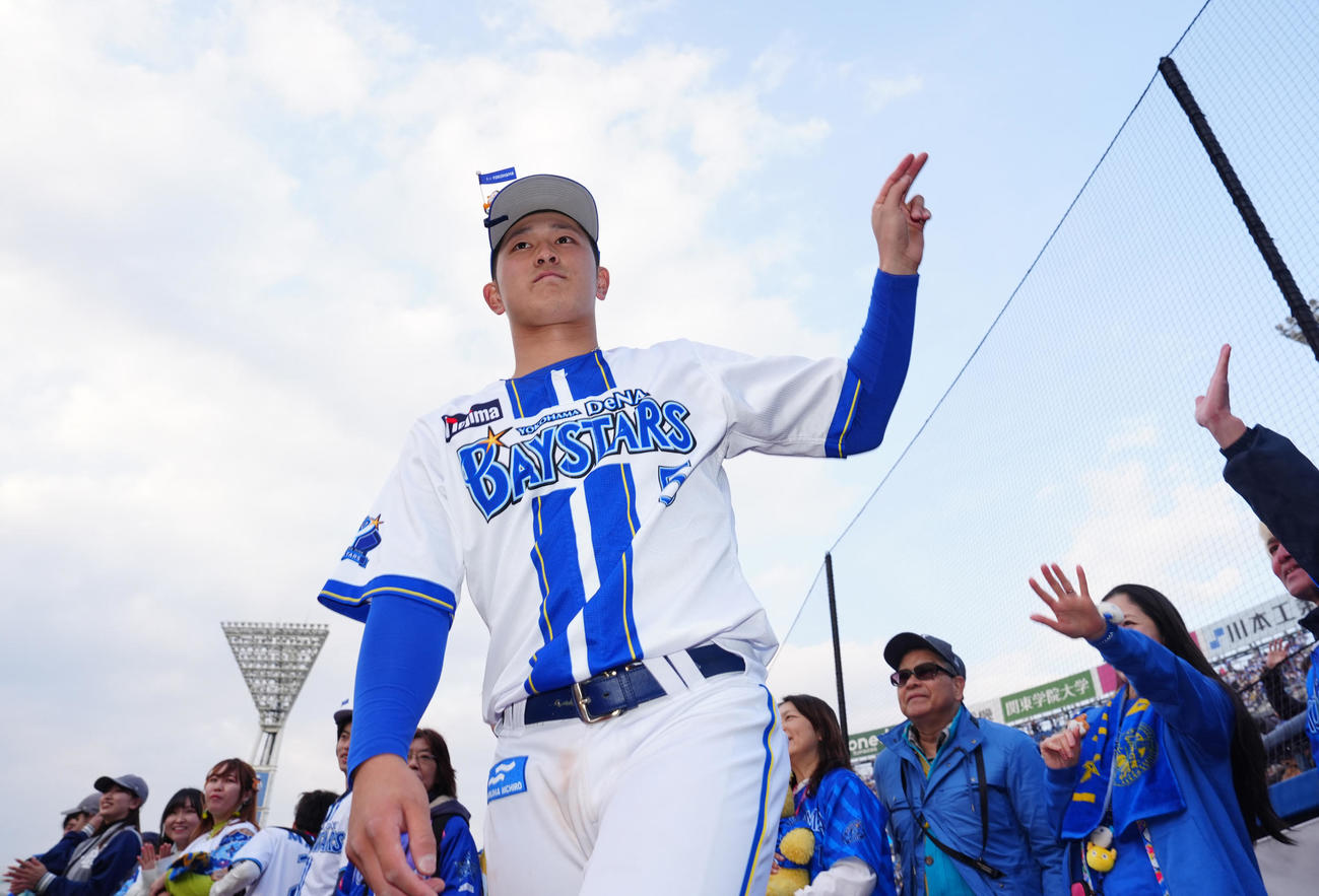DeNA対中日　試合後、場内1周するDeNA松尾（撮影・江口和貴）