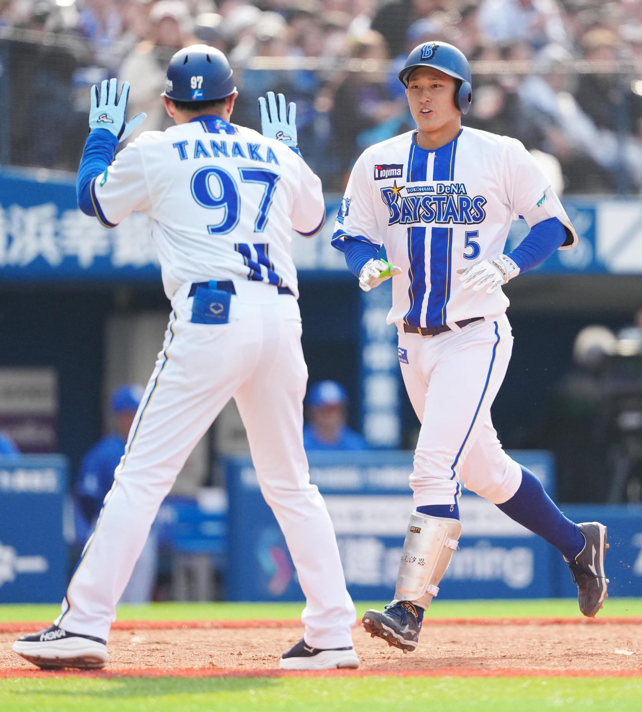 DeNA対中日　5回裏DeNA無死、プロ初となるソロ本塁打を放ち生還した松尾（右）（撮影・江口和貴）