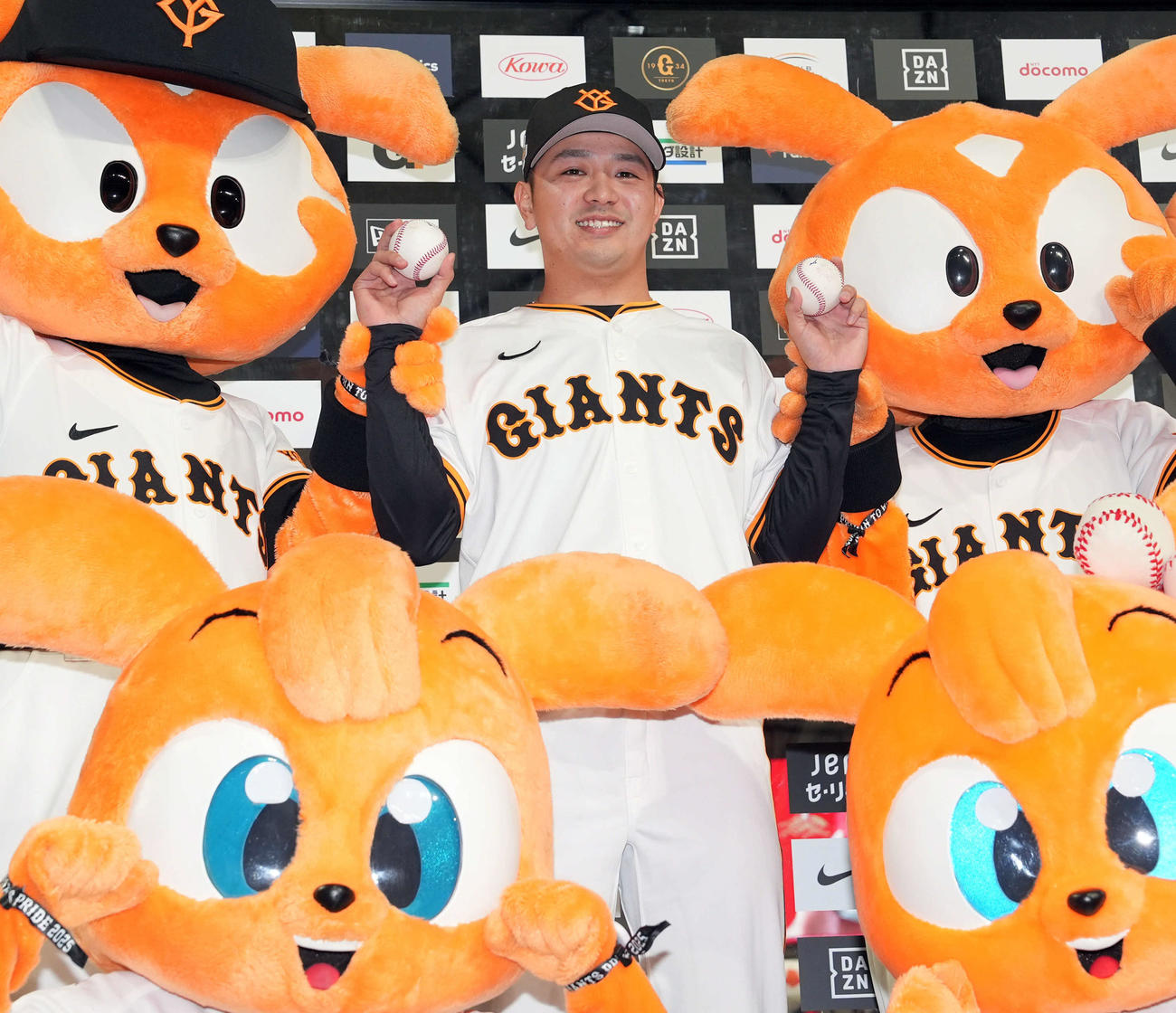 巨人対ヤクルト　プロ初勝利を挙げた巨人石川は左手にウイニングボール、右手に初安打初打点のボールを手に笑顔（撮影・たえ見朱実）