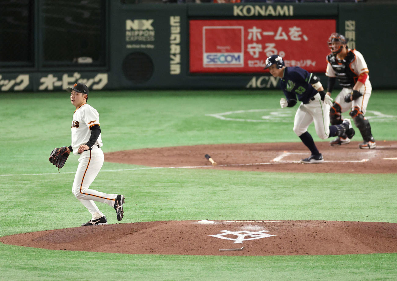 巨人対ヤクルト　5回表ヤクルト1死一塁、増田に右前打を浴びる石川（撮影・河田真司）