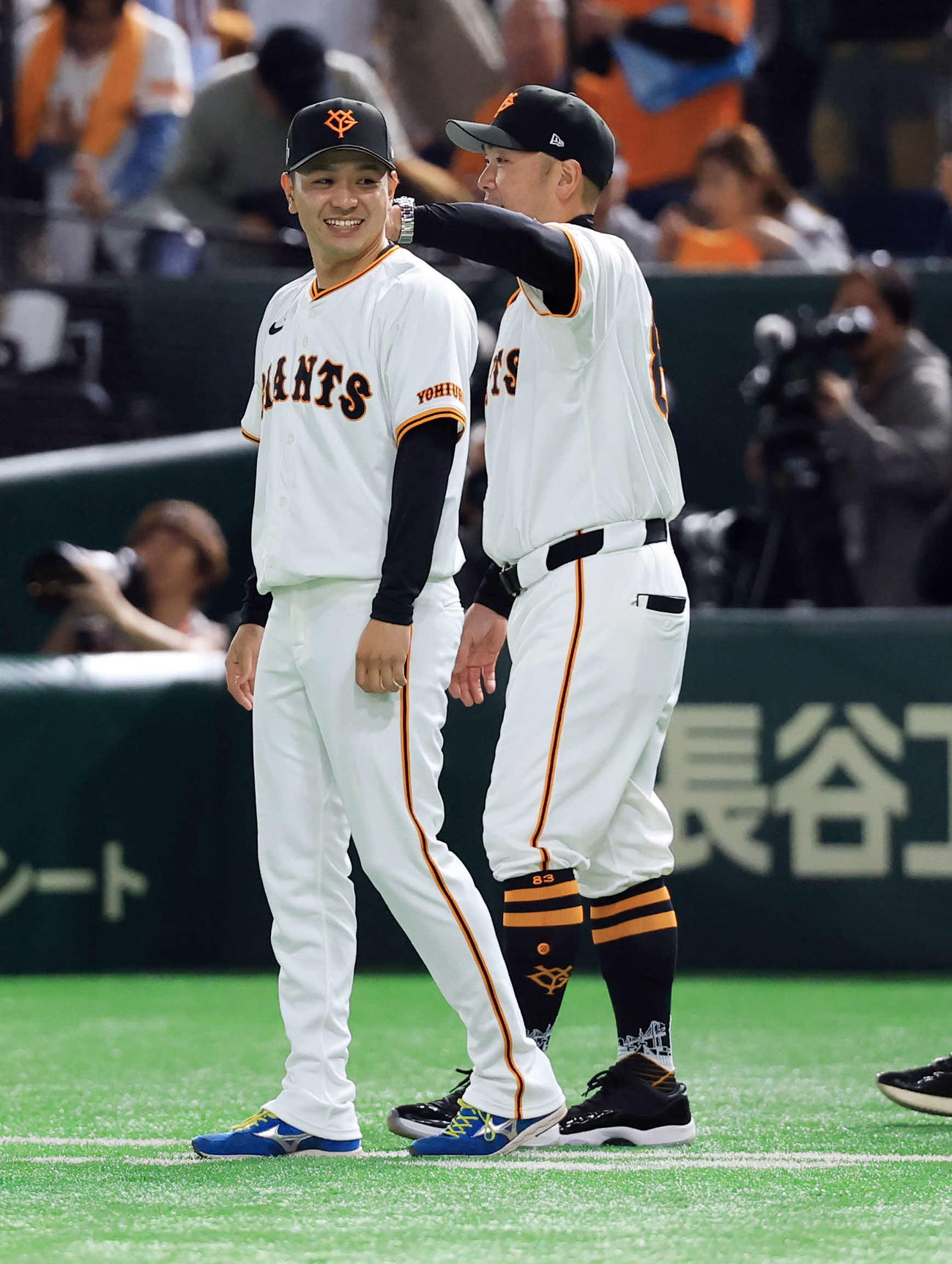 巨人対ヤクルト　プロ初勝利を挙げた巨人石川〔左）は、阿部監督から肩をもまれ祝福される（撮影・浅見桂子）