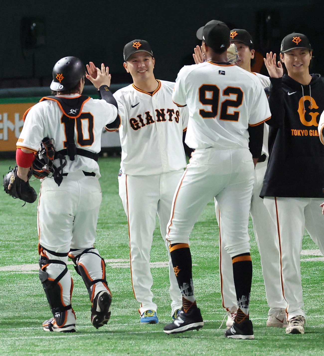 巨人対ヤクルト　ヤクルトに勝利し、チームメートを迎える石川（撮影・河田真司）
