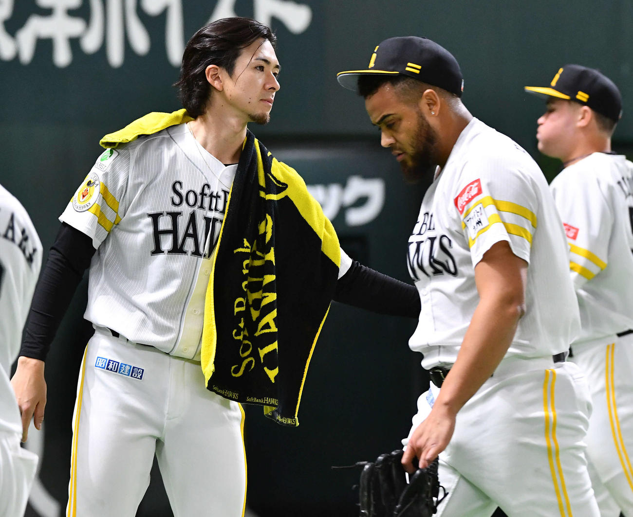 ソフトバンク対ロッテ　7回表終了後、ベンチ前でヘルナンデス（右）を迎える上沢（撮影・岩下翔太）