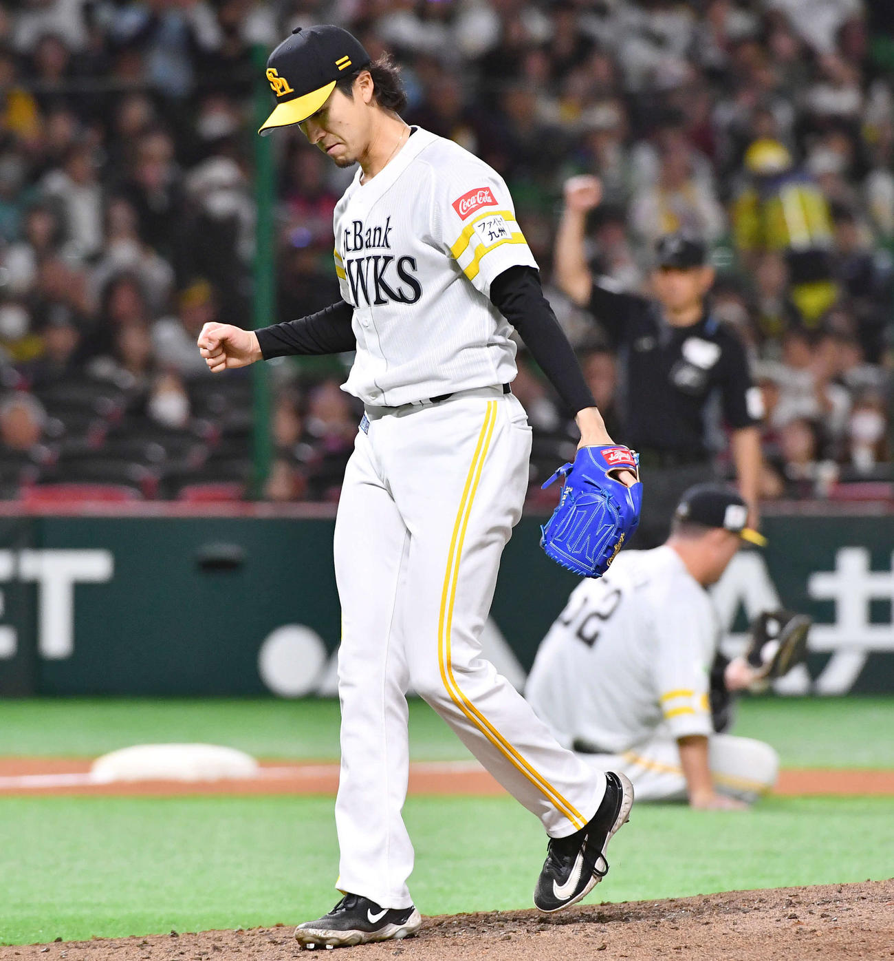 ソフトバンク対ロッテ　6回表ロッテ2死、高部を三直に抑え、ガッツポーズする上沢（撮影・岩下翔太）