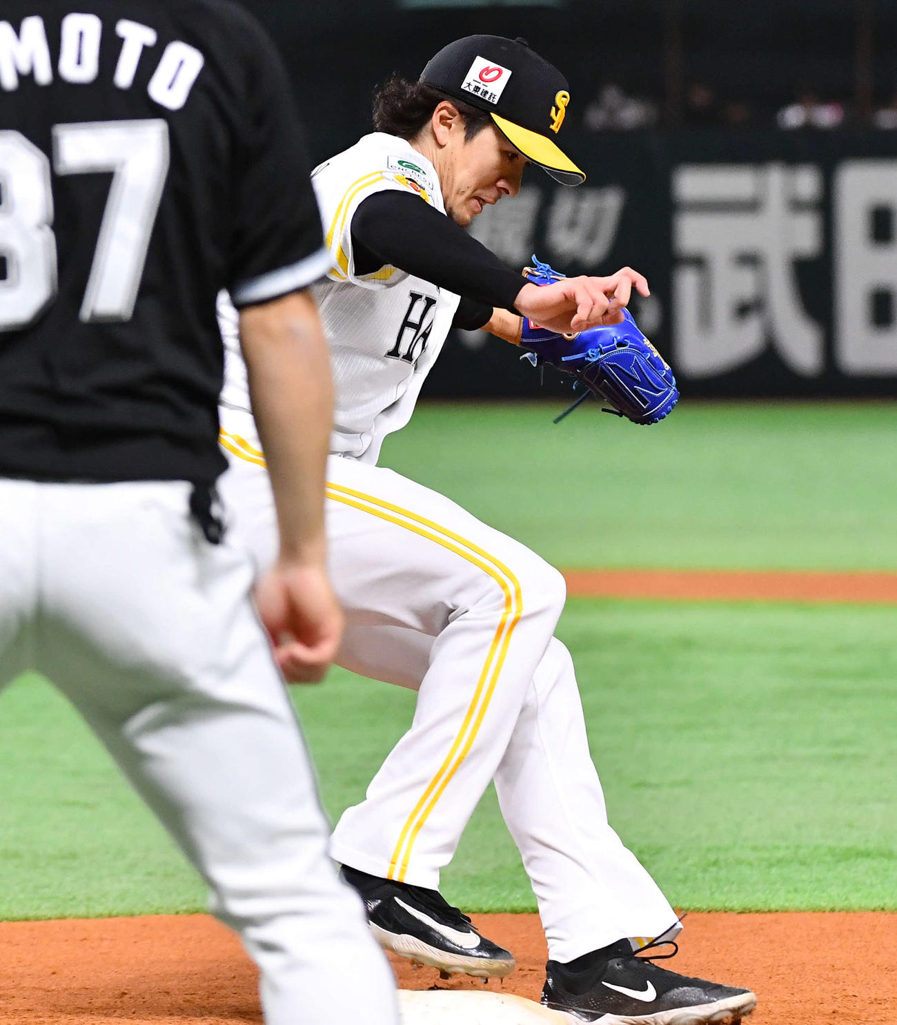 ソフトバンク対ロッテ　6回表ロッテ無死、上田を一ゴロに打ち取り、ベースカバーに入る上沢（撮影・岩下翔太）