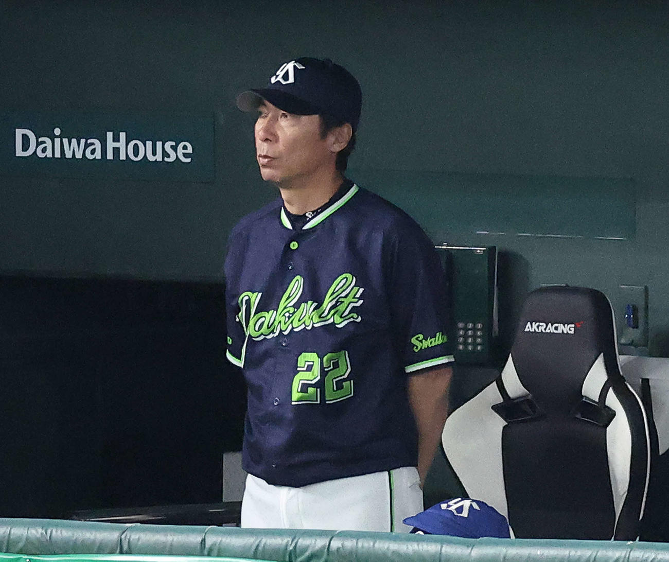巨人対ヤクルト　9回表、戦況を見守るヤクルト高津監督（撮影・河田真司）