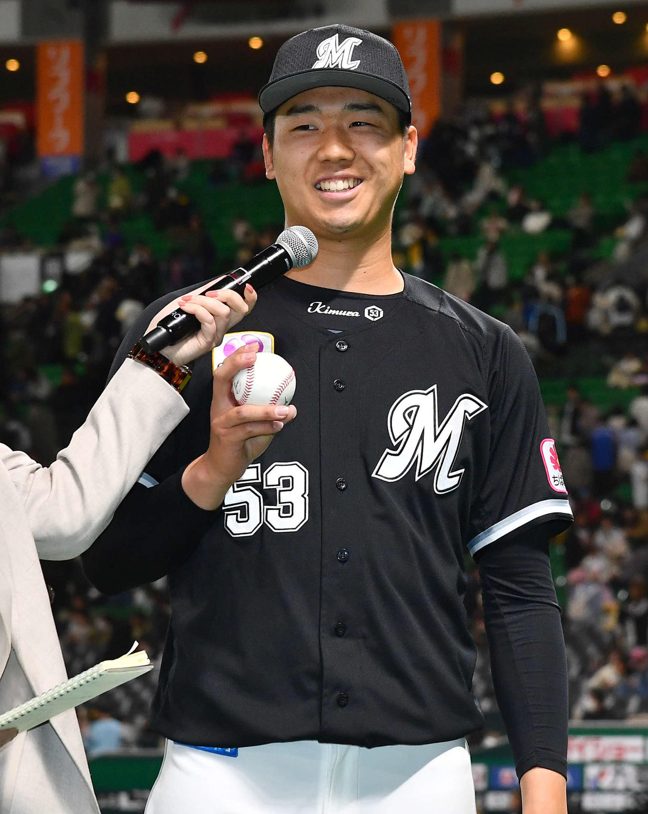 ソフトバンク対ロッテ　プロ初勝利を挙げ、記念球を手に笑顔でヒーローインタビューを受ける木村（撮影・岩下翔太）
