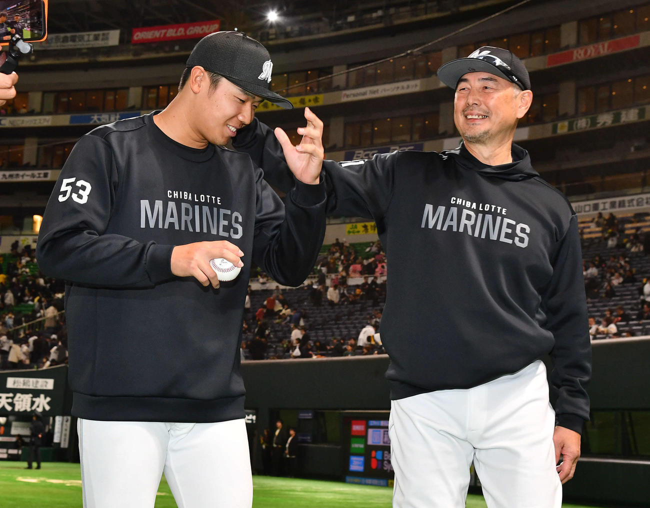ソフトバンク対ロッテ　プロ初勝利を挙げた木村（左）は吉井監督から祝福される（撮影・岩下翔太）