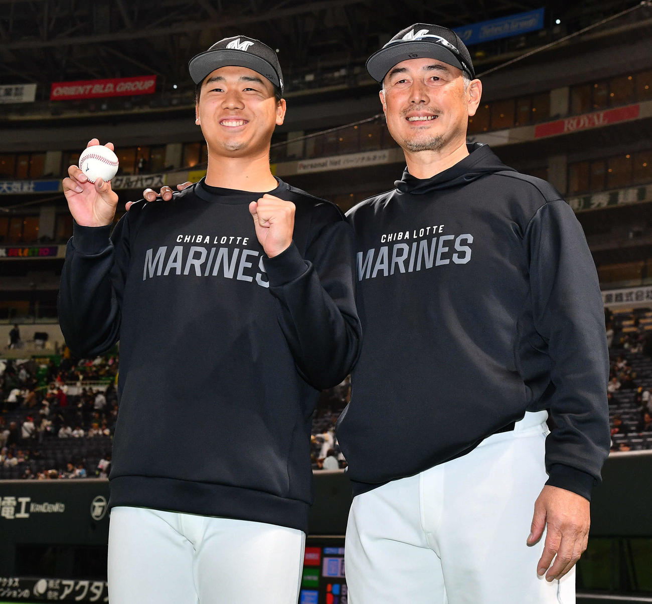 ソフトバンク対ロッテ　プロ初勝利を挙げた木村（左）は記念球を手に、吉井監督と笑顔で写真に納まる（撮影・岩下翔太）