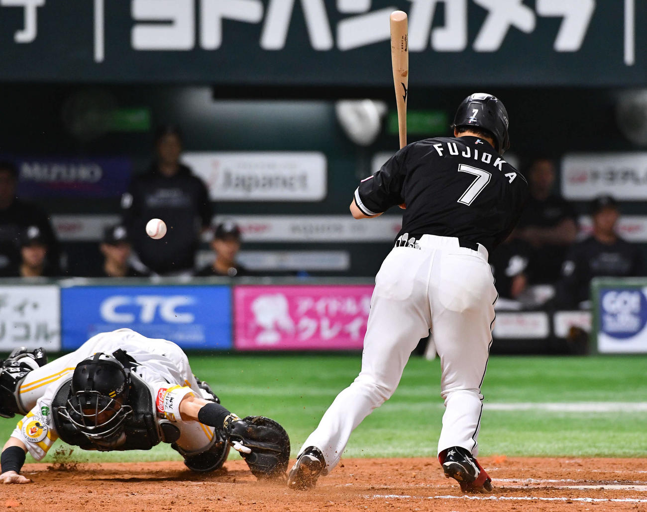 ソフトバンク対ロッテ　8回表ロッテ2死三塁、打者・藤岡（右）のとき、杉山の投球がワンバウンドする（撮影・岩下翔太）