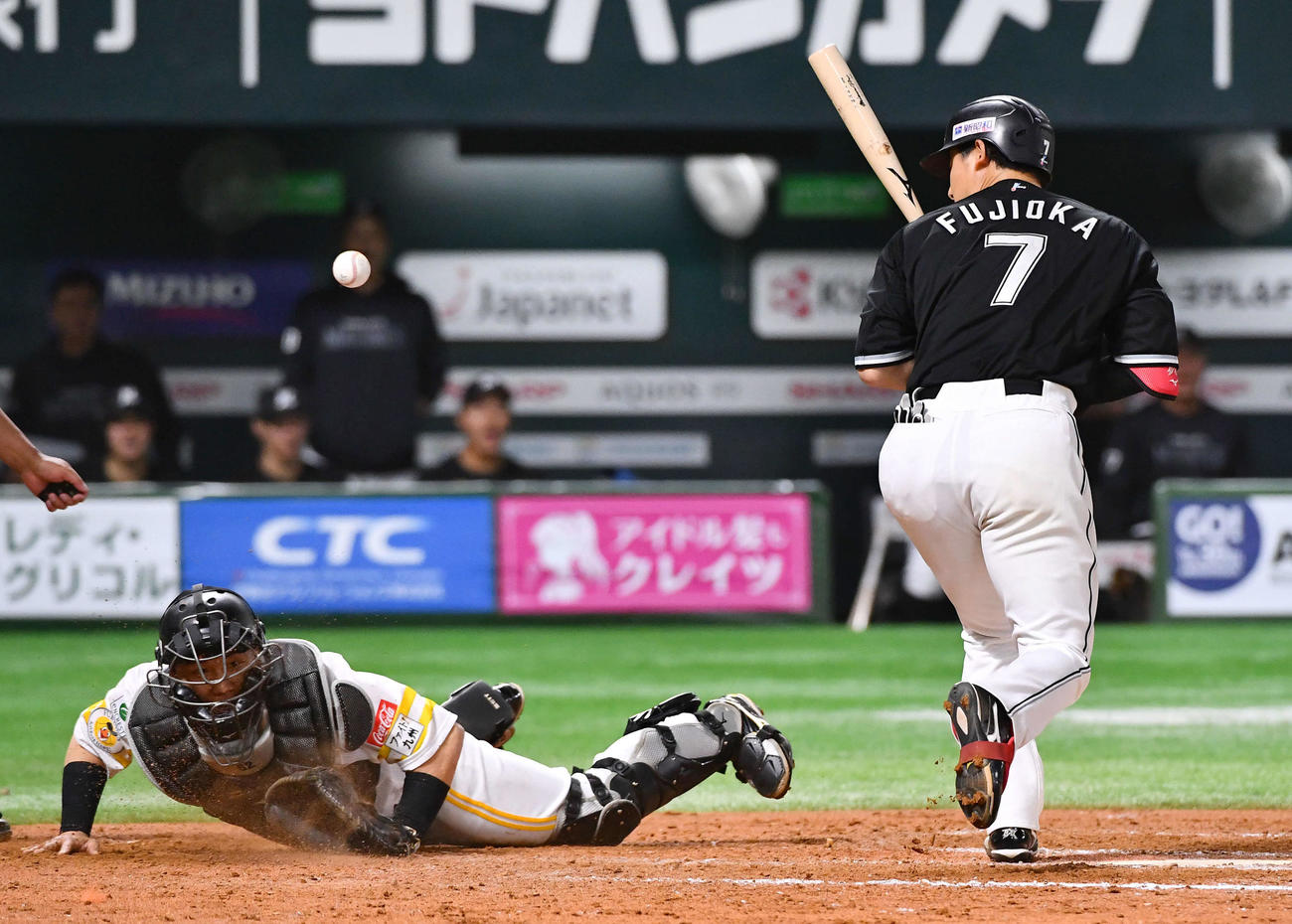 ソフトバンク対ロッテ　8回表ロッテ2死三塁、打者・藤岡（右）のとき、杉山の投球がワンバウンドする（撮影・岩下翔太）