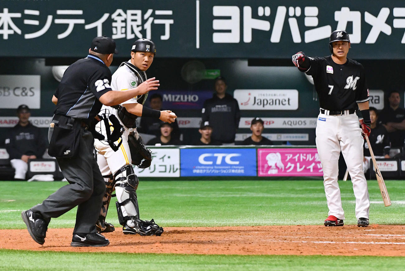 ソフトバンク対ロッテ　8回表ロッテ2死三塁、打者・藤岡（右）のとき、海野のプロテクターにボールが挟まり走者が進塁、ロッテの勝ち越し点となる（撮影・岩下翔太）