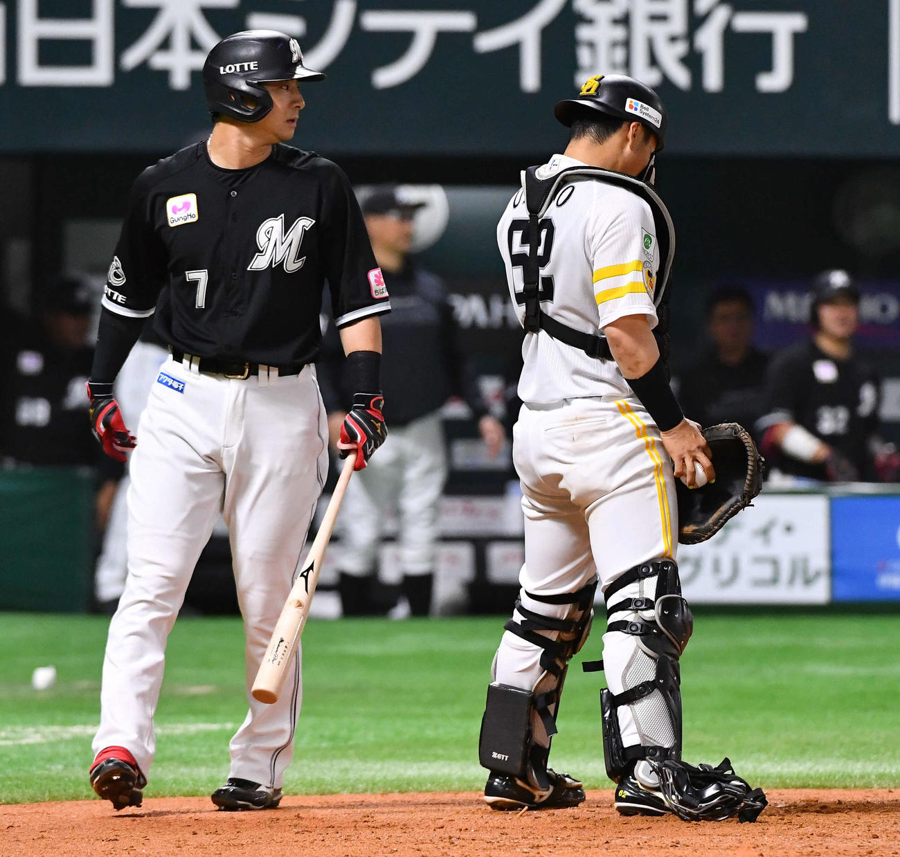 ソフトバンク対ロッテ　8回表ロッテ2死三塁、打者・藤岡（左）のとき、プロテクターにボールが挟まり走者が進塁。ロッテの勝ち越し点となり、肩を落とす海野（撮影・岩下翔太）