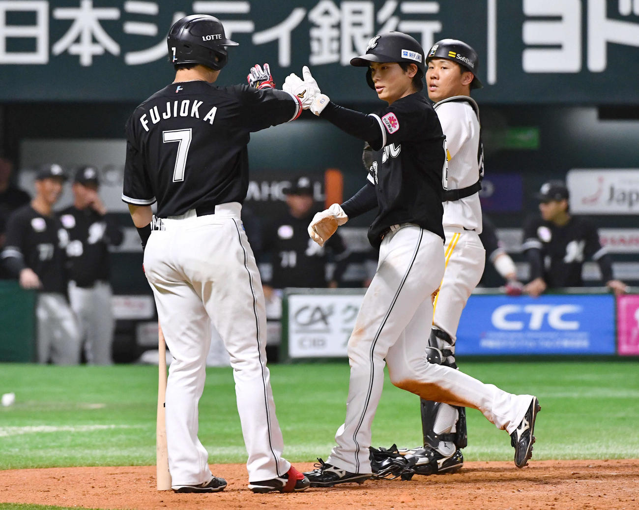 ソフトバンク対ロッテ　8回表ロッテ2死三塁、打者・藤岡（左）のとき、海野（右）のプロテクターにボールが挟まり、勝ち越しの生還をした和田（撮影・岩下翔太）