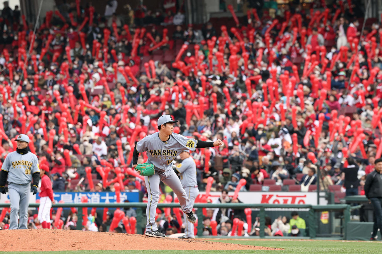 広島対阪神　7回裏を前に投球練習する伊原（撮影・前田充）