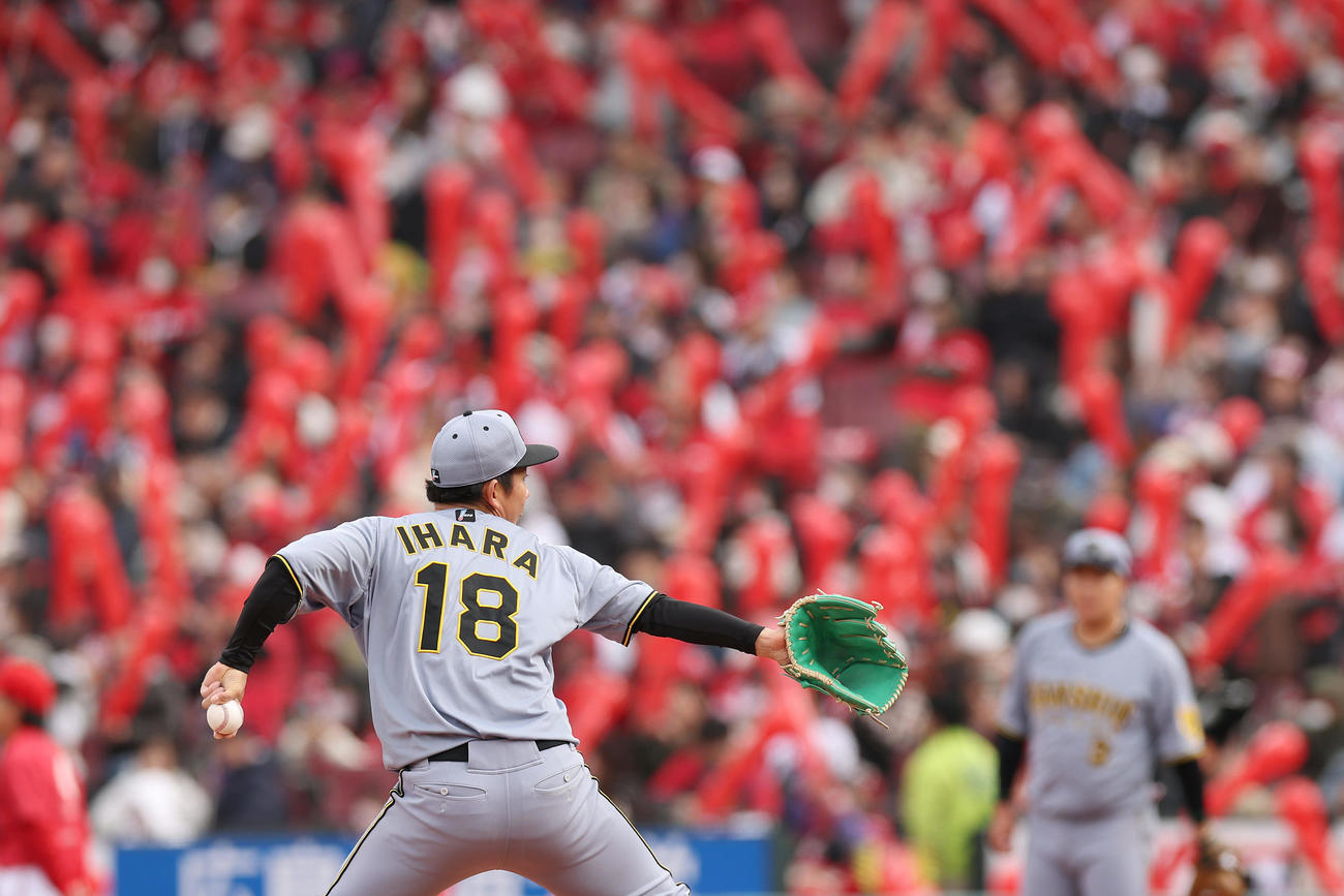 広島対阪神　7回裏を前に投球練習する伊原（撮影・前田充）