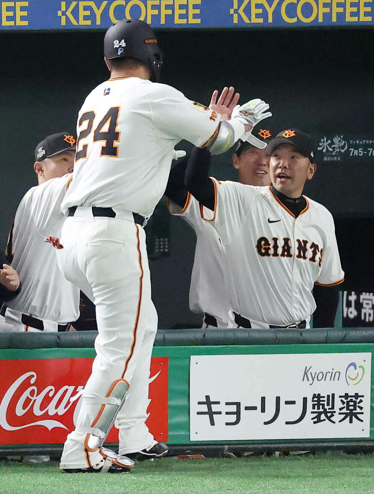 巨人対ヤクルト　8回裏巨人2死三塁、右前適時打を放った大城卓（左）を迎える阿部監督（撮影・河田真司）