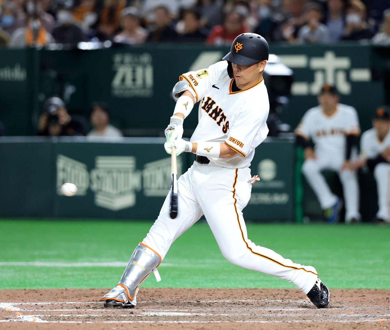 巨人対ヤクルト　8回裏巨人2死三塁、大城卓は右適時打を放つ（撮影・浅見桂子）