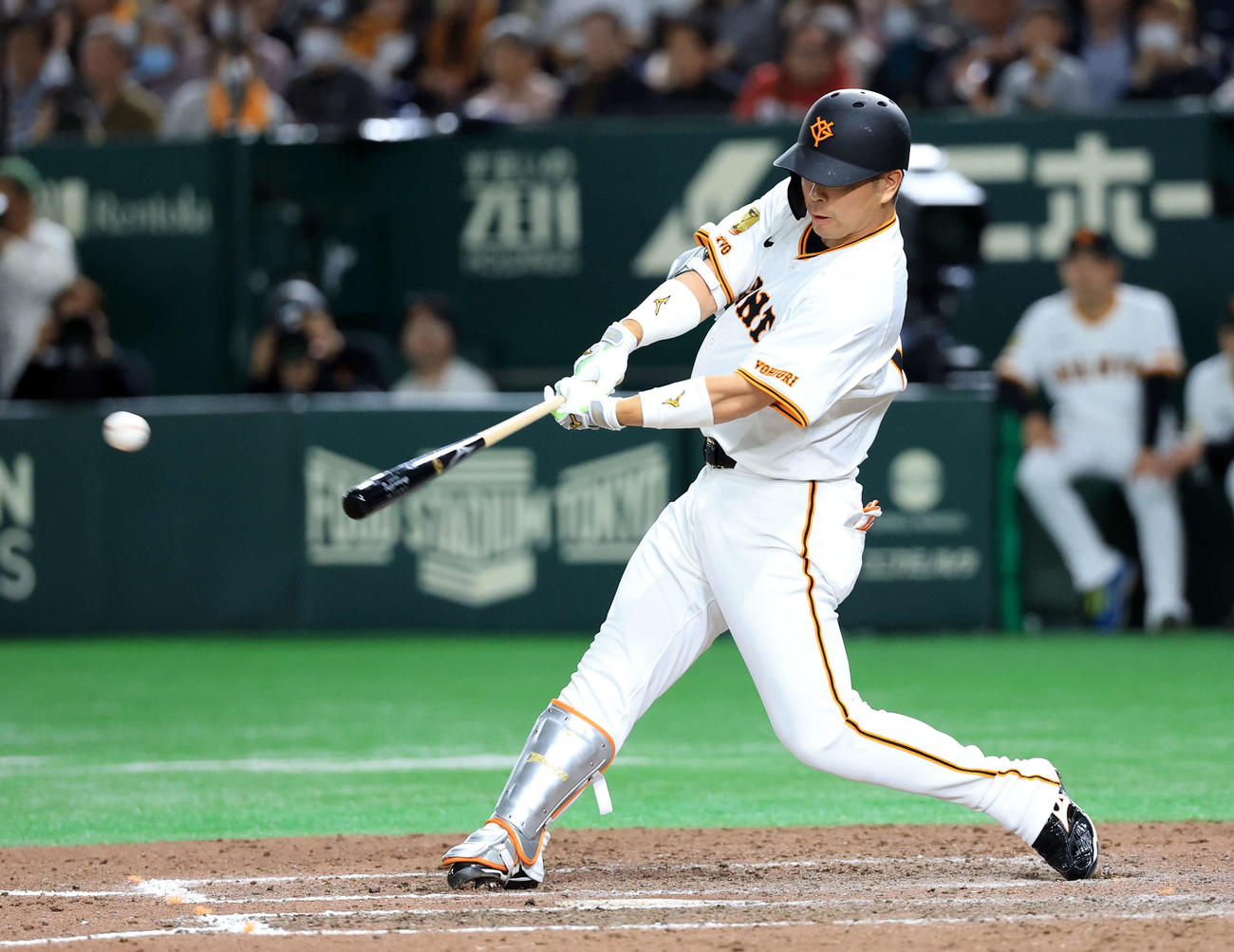 巨人対ヤクルト　8回裏巨人2死三塁、大城卓は右適時打を放つ（撮影・浅見桂子）