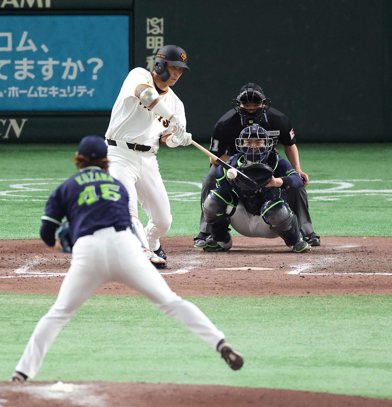 巨人対ヤクルト　8回裏巨人2死三塁、右前適時打を放つ大城卓。投手小沢（撮影・河田真司）