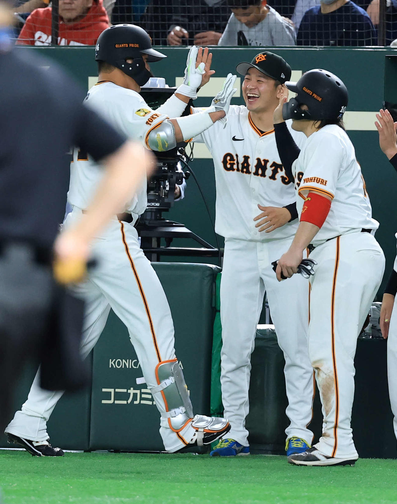 巨人対ヤクルト　8回裏巨人2死三塁、大城卓〔左）が右適時打を放ち笑顔で迎える石川〔中央）、甲斐（撮影・浅見桂子）
