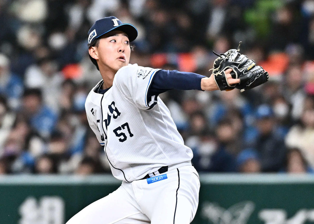 西武対日本ハム　8回表、西武4番手で登板する黒田（撮影・滝沢徹郎）