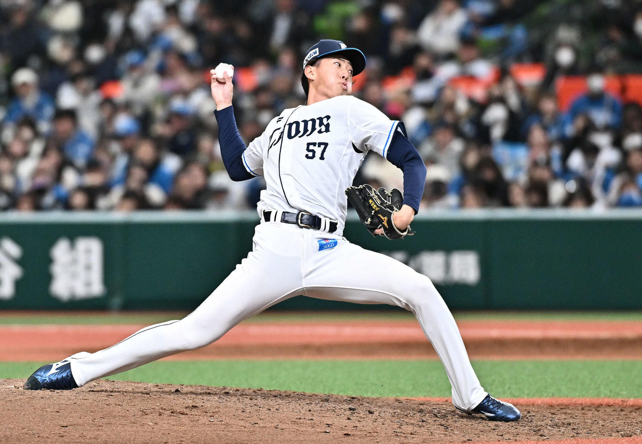 西武対日本ハム　8回表、西武4番手で登板する黒田（撮影・滝沢徹郎）