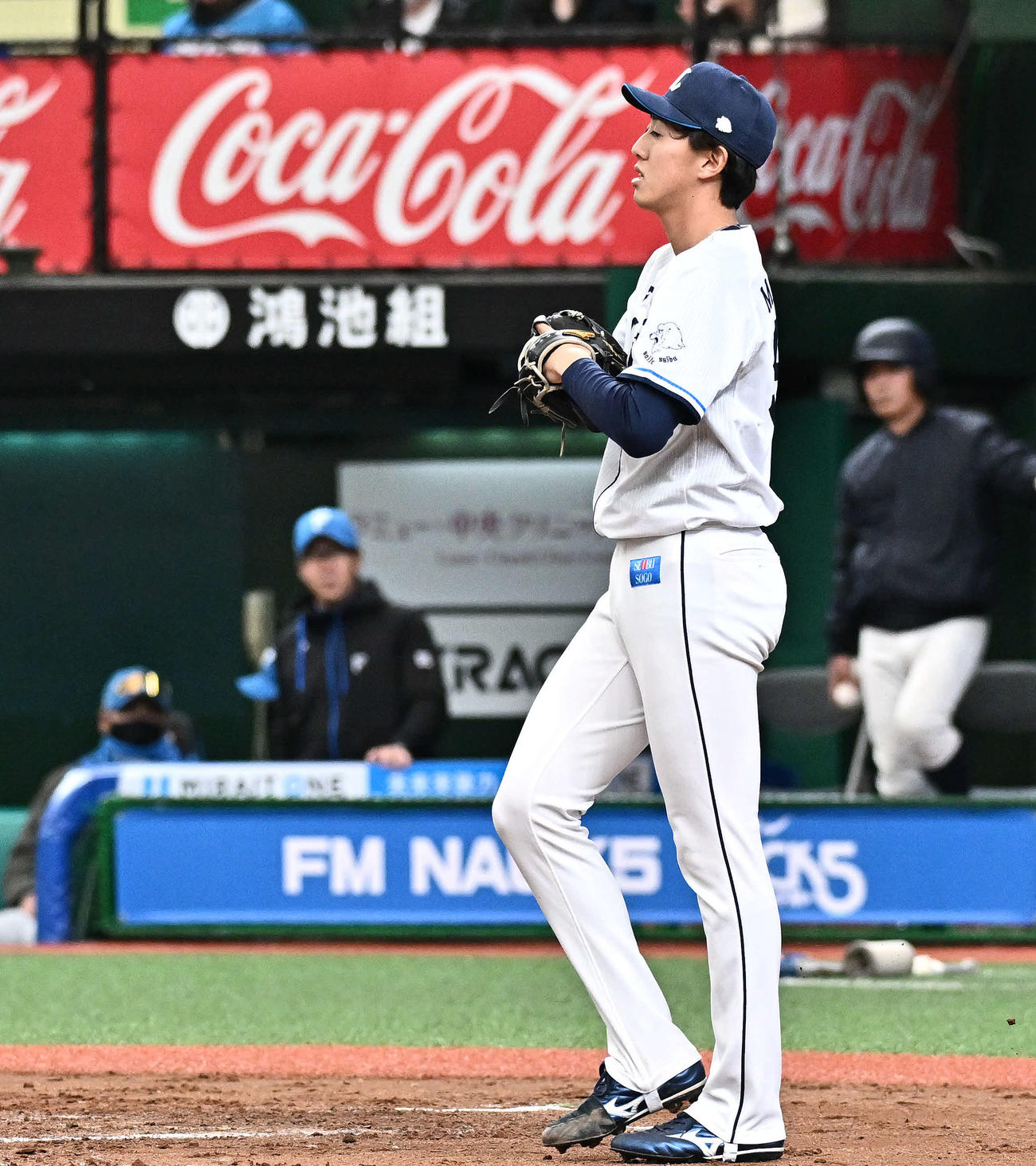 西武対日本ハム　8回表日本ハム2死二塁、石井に適時打を許した黒田（撮影・滝沢徹郎）