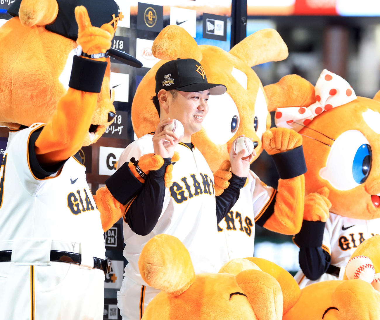 巨人対ヤクルト　プロ初勝利を挙げた巨人石川はウイニングボールと初安打初打点のボールを手に笑顔（撮影・浅見桂子）