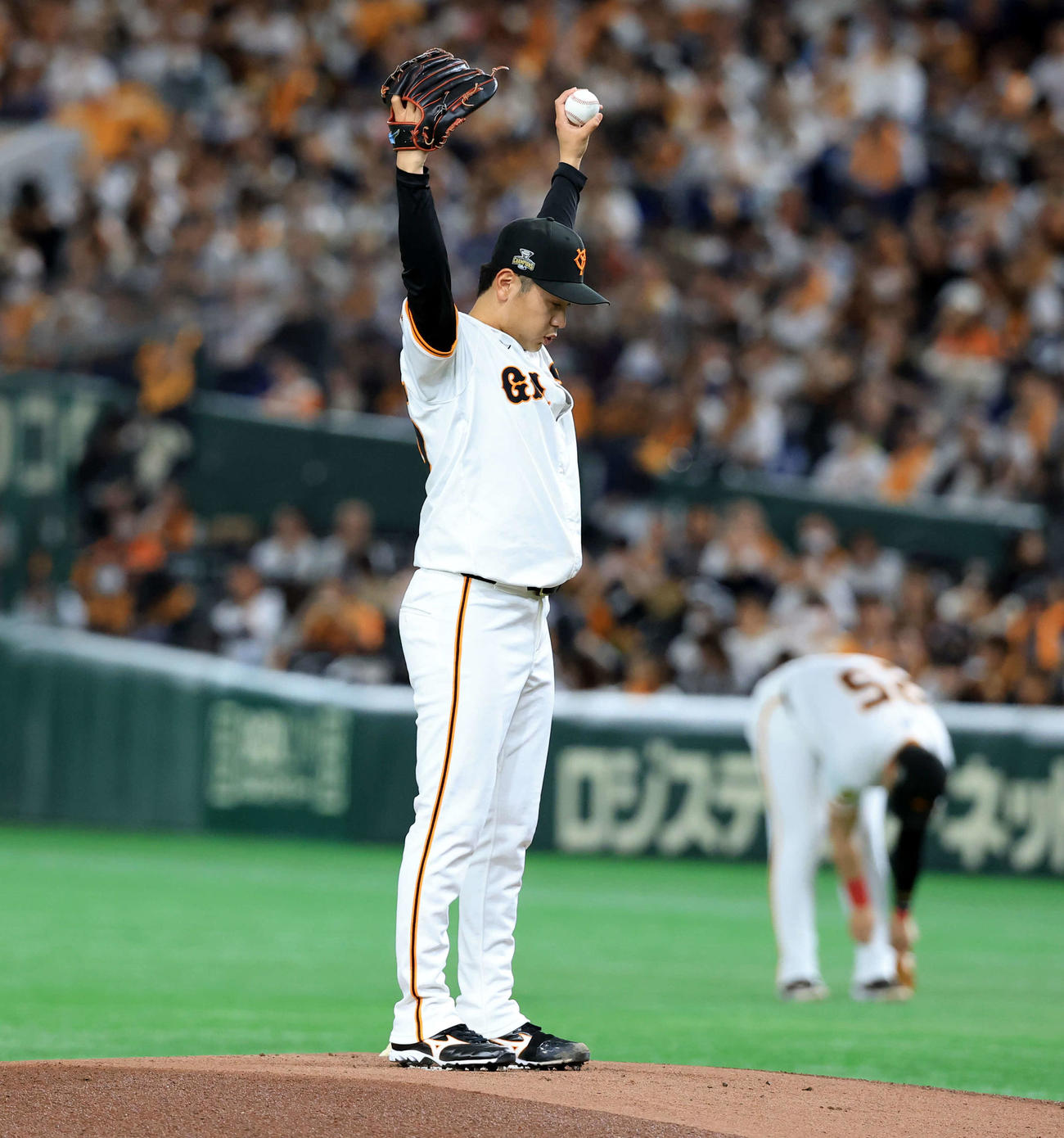 巨人対ヤクルト　マウンドで集中する巨人先発の石川（撮影・浅見桂子）