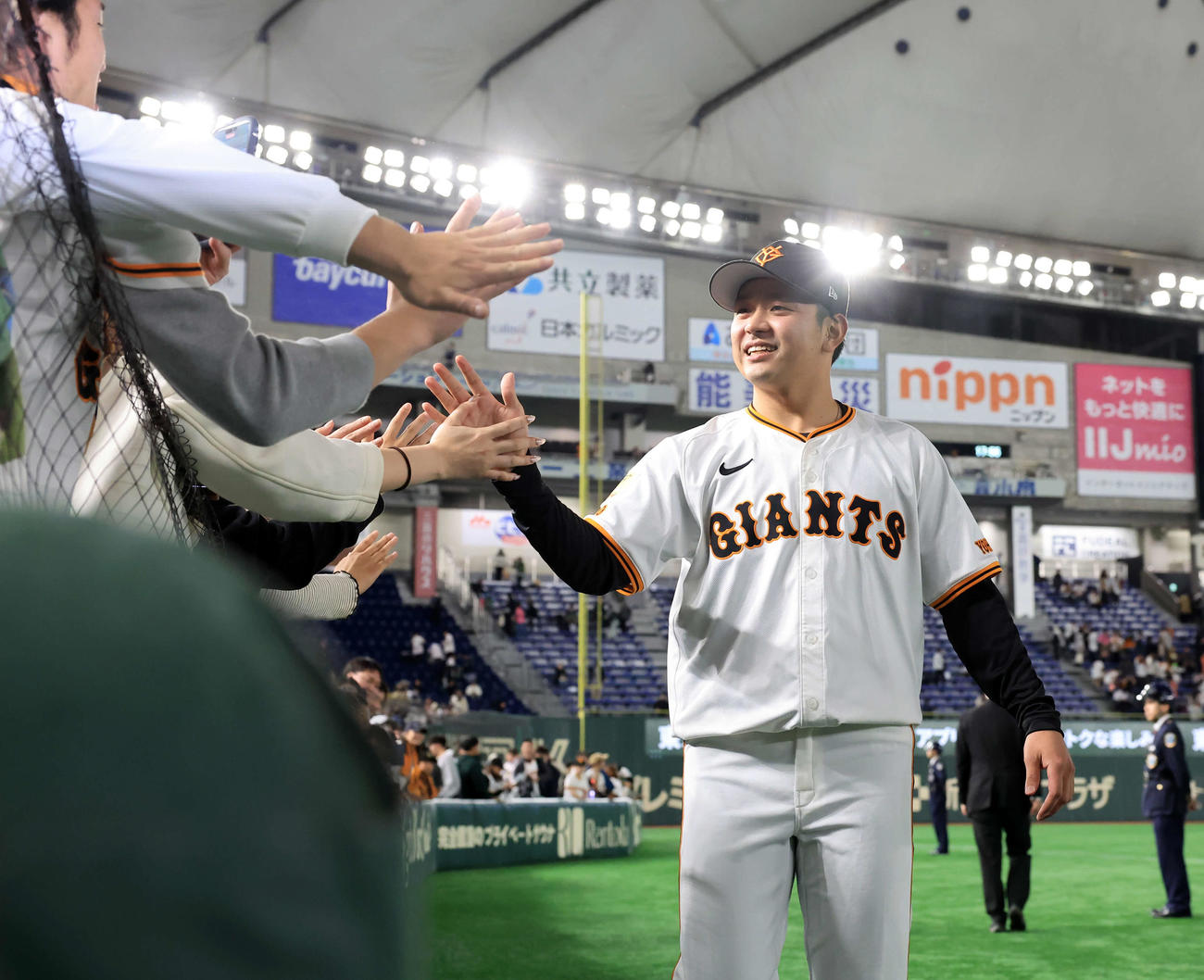 巨人対ヤクルト　プロ初勝利を挙げた巨人石川は笑顔でファンとハイタッチ（撮影・浅見桂子）