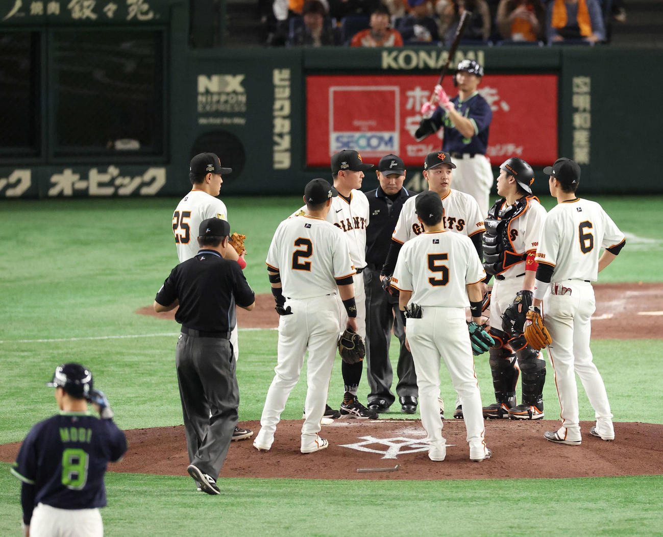 巨人対ヤクルト　5回表ヤクルト2死一、二塁、マウンドに集まる巨人ナイン（撮影・河田真司）
