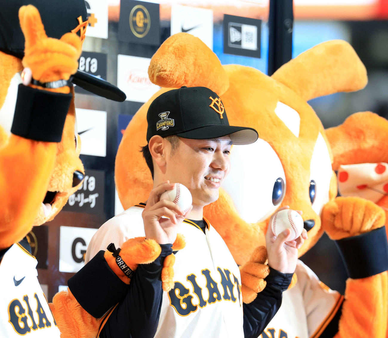巨人対ヤクルト　プロ初勝利を挙げた巨人石川はウイニングボールと初安打初打点のボールを手に笑顔（撮影・浅見桂子）