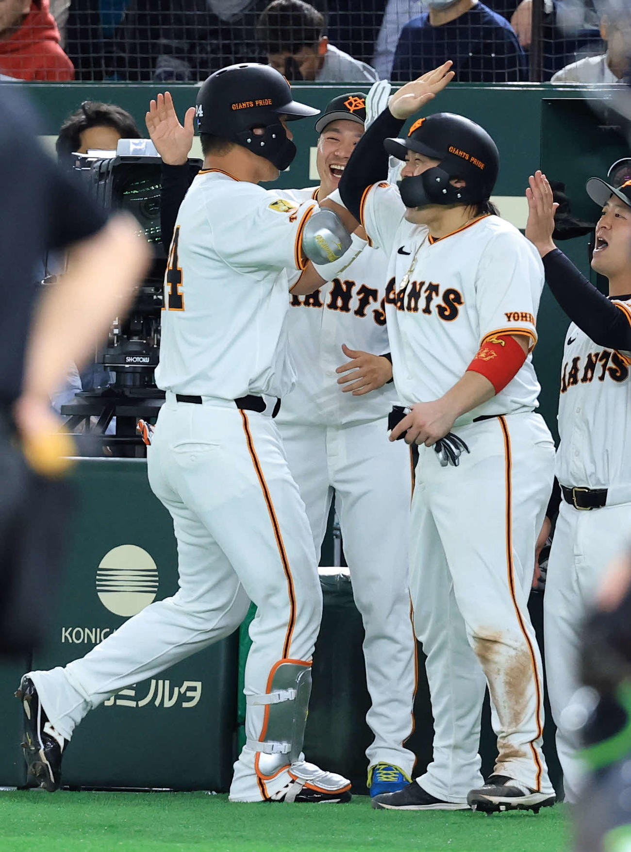 巨人対ヤクルト　8回裏巨人2死三塁、大城卓〔左）が右適時打を放ち笑顔で迎える石川〔中央）、甲斐（撮影・浅見桂子）