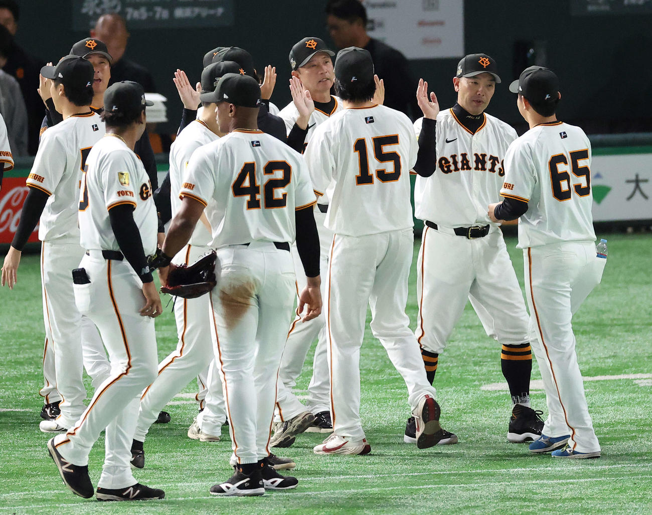 巨人対ヤクルト　ヤクルトに勝利し、石川（右）らナインを迎える巨人阿部監督（撮影・河田真司）