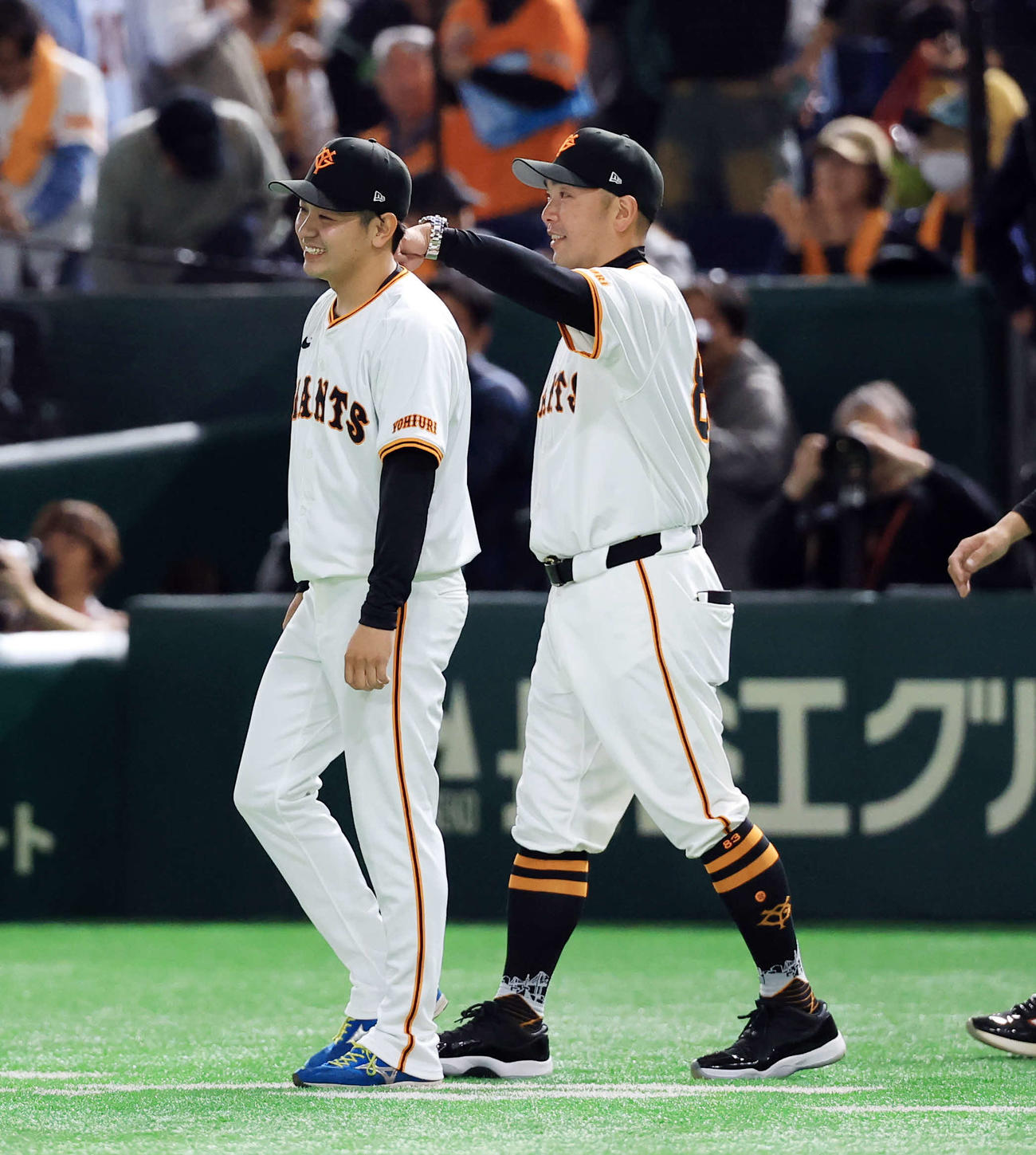 巨人対ヤクルト　プロ初勝利を挙げた巨人石川〔左）は、阿部監督から肩をもまれ祝福される（撮影・浅見桂子）