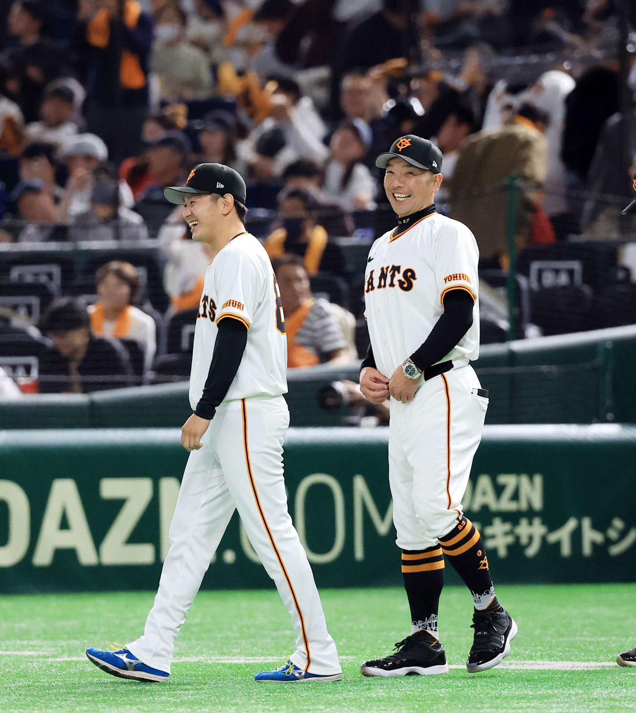 巨人対ヤクルト　プロ初勝利を挙げた巨人石川〔左）は、阿部監督と笑顔（撮影・浅見桂子）