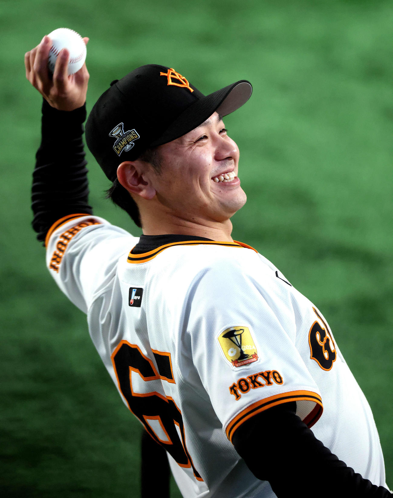 巨人対ヤクルト　試合後、プロ初勝利の石川は笑顔で観客席にサイン球を投げ入れる（撮影・河田真司）