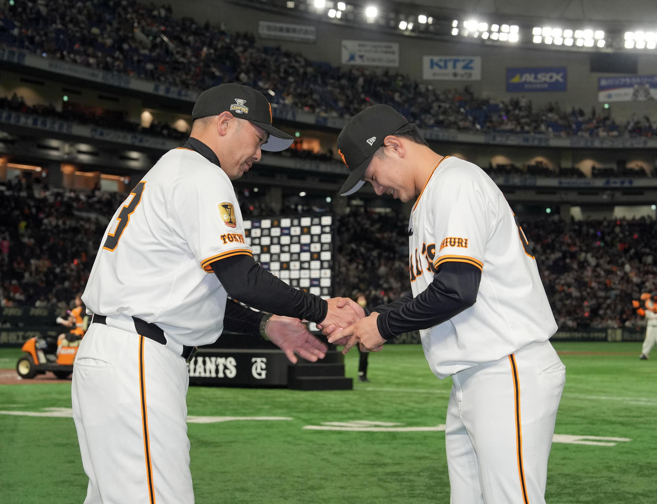 巨人対ヤクルト　プロ初勝利を挙げ阿部監督（左）と握手を交わす巨人石川（撮影・たえ見朱実）