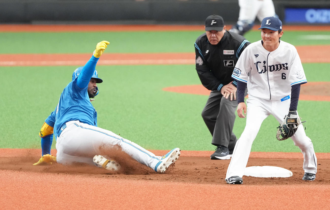 西武対日本ハム　5回表日本ハム2死、レイエス（左）は遊撃への打球を二塁打とする（撮影・足立雅史）