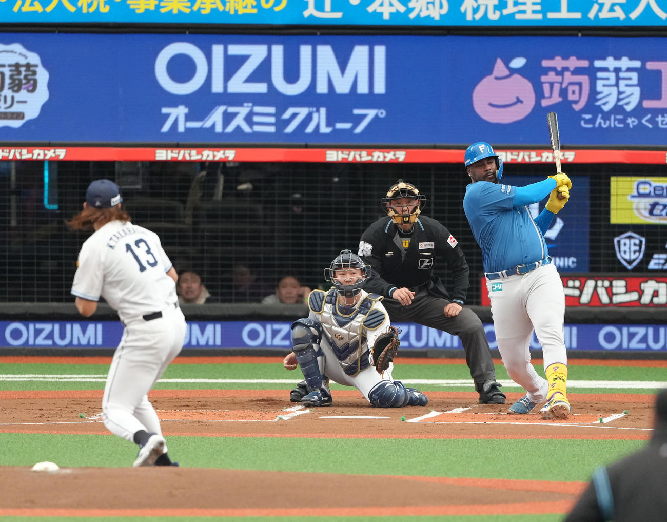 西武対日本ハム　1回表日本ハム2死、レイエスは左二塁打を放つ。投手高橋（撮影・足立雅史）