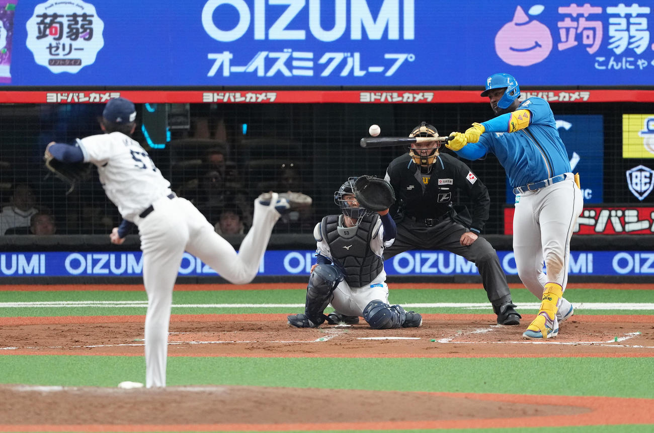 西武対日本ハム　8回表日本ハム無死、レイエスは中前打を放つ。投手黒田（撮影・足立雅史）