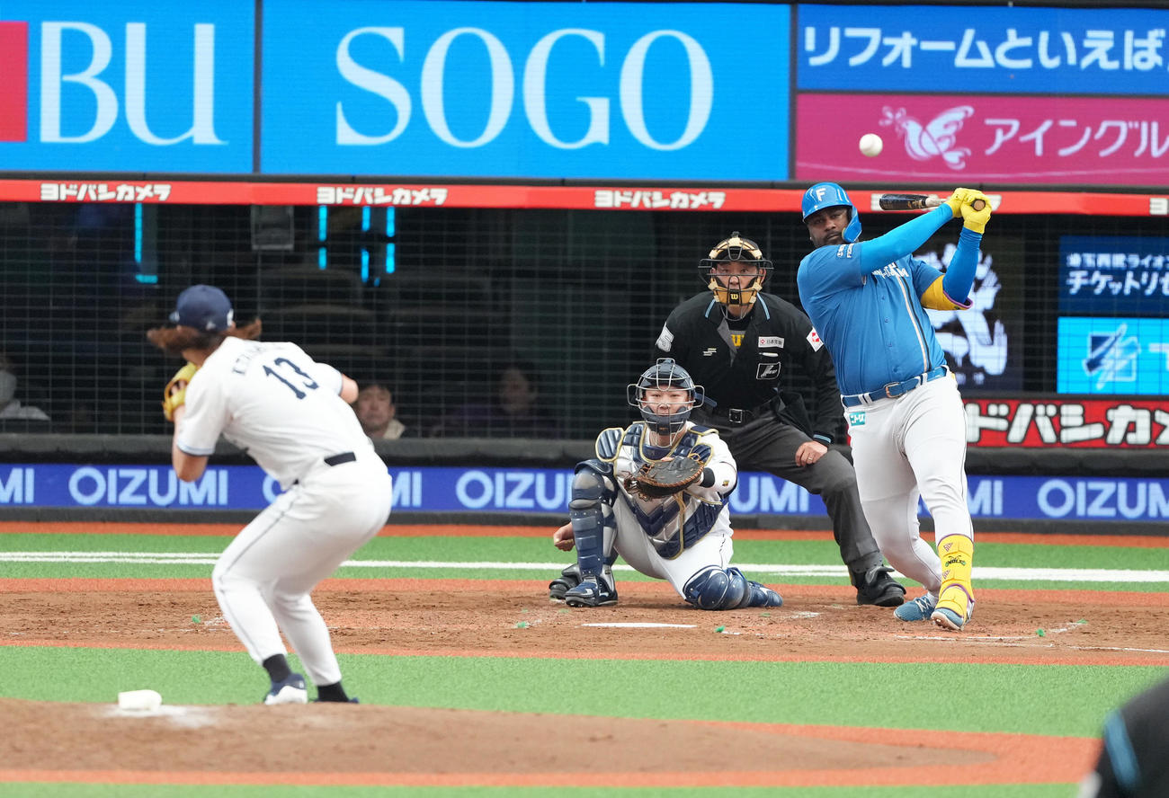 西武対日本ハム　5回表日本ハム2死、レイエスは二塁打を放つ。投手高橋（撮影・足立雅史）