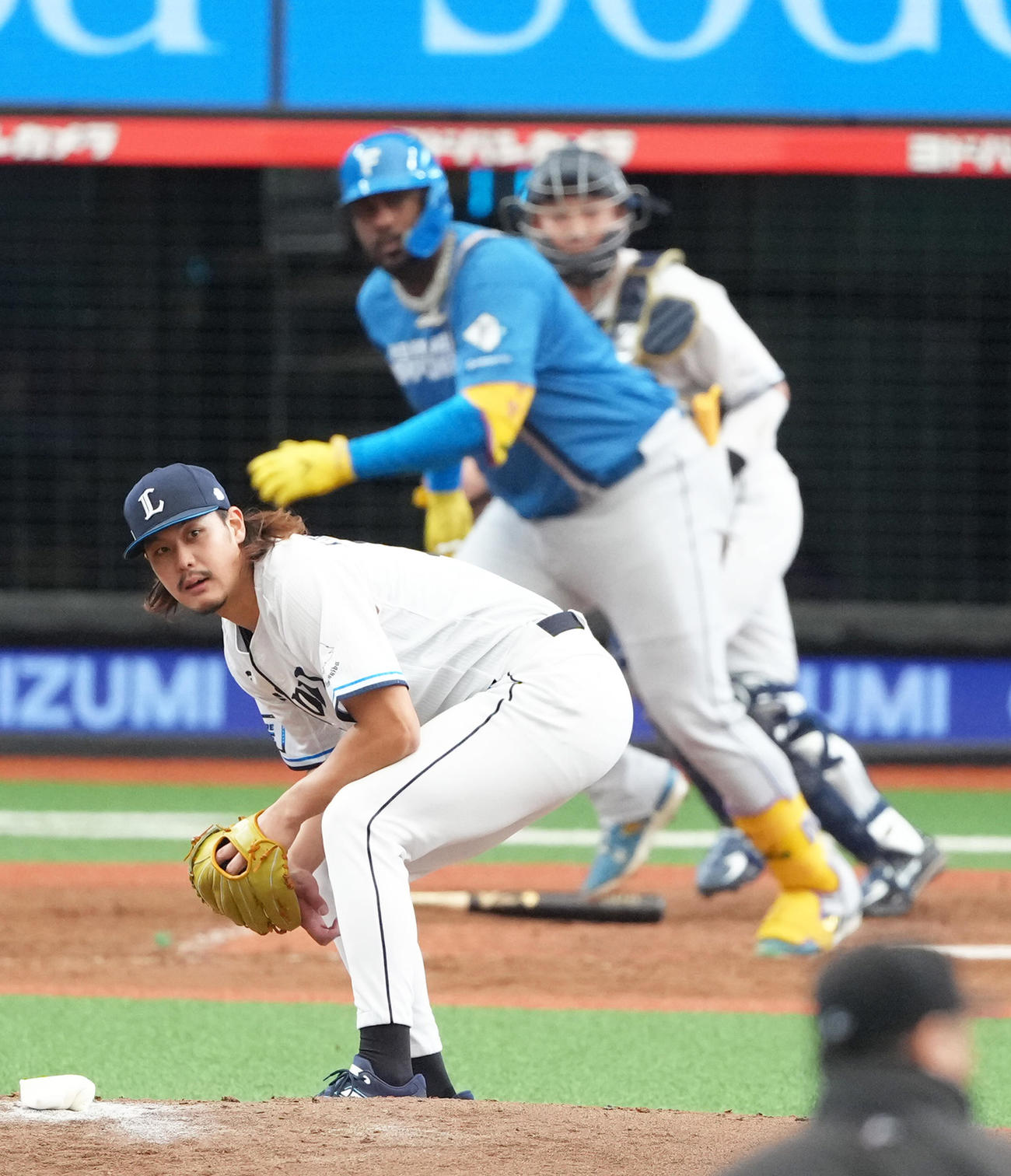 西武対日本ハム　5回表日本ハム2死、レイエス（後方）に二塁打を浴びた高橋（撮影・足立雅史）