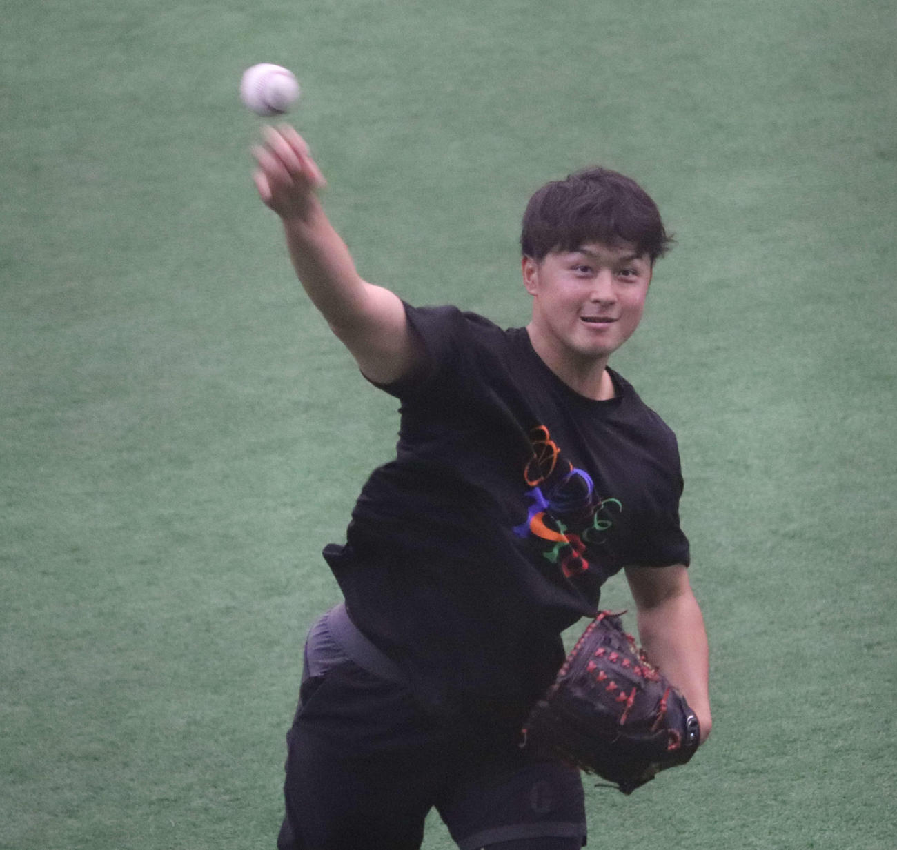 ジャイアンツ球場の秋季練習後、室内でキャッチボールする巨人戸田（撮影・小早川宗一郎）