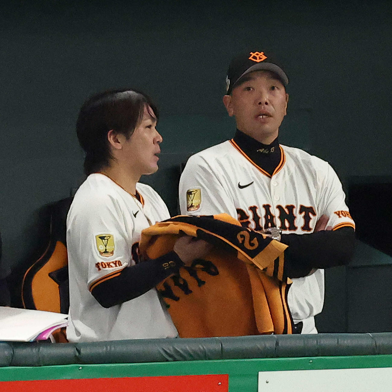 巨人対ヤクルト　5回表を終え、甲斐（左）と言葉を交わす阿部監督（撮影・河田真司）