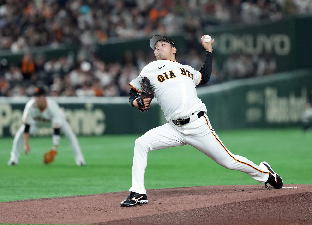 巨人対ヤクルト　集中する巨人の石川（撮影・たえ見朱実）