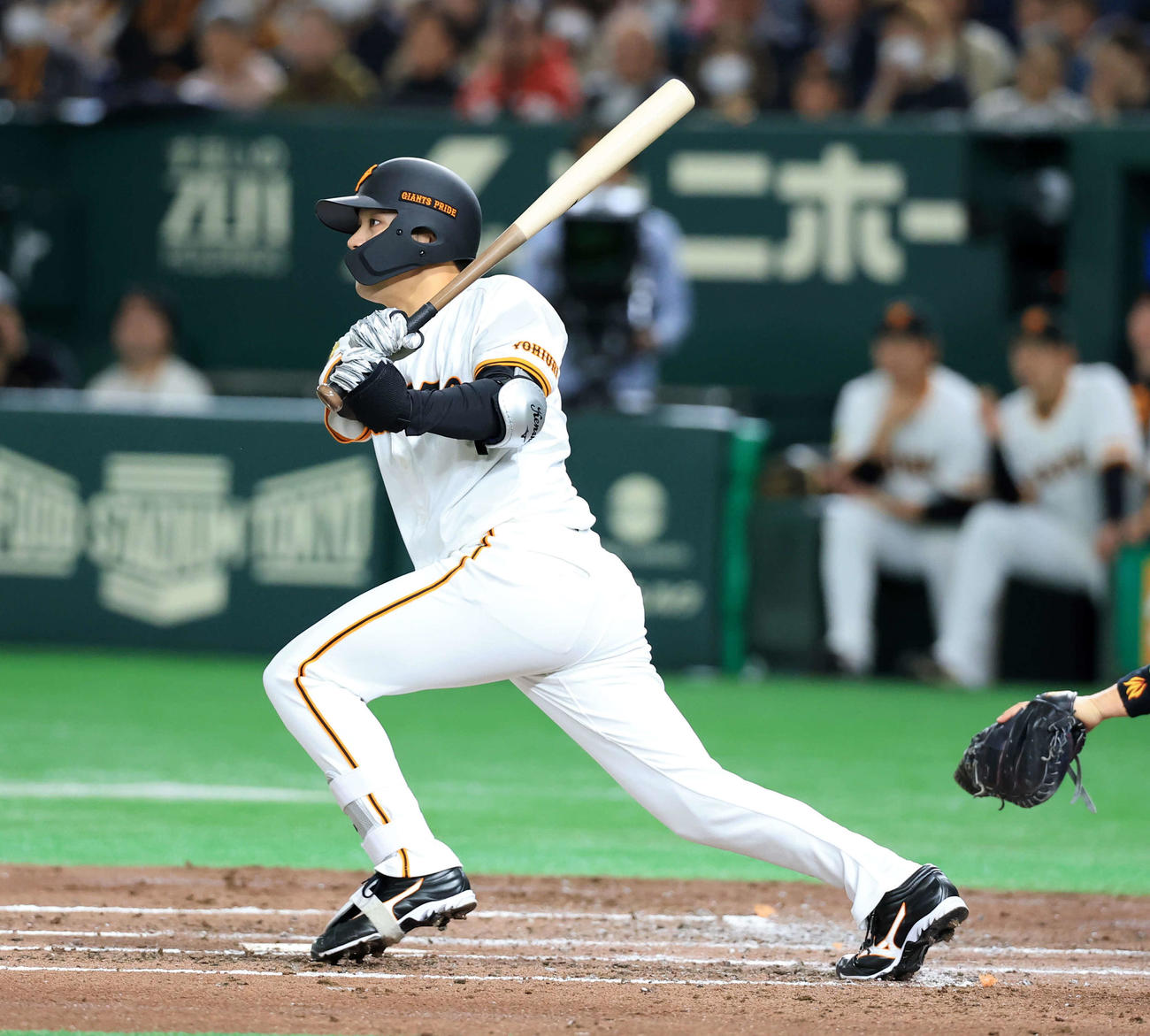 巨人対ヤクルト　2回裏巨人2死満塁、石川は先制適時打を放つ（撮影・浅見桂子）